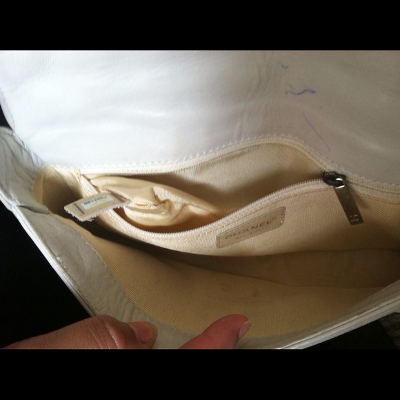 Selling an authentic Chanel white bag!!!! - Picture 4 of 4