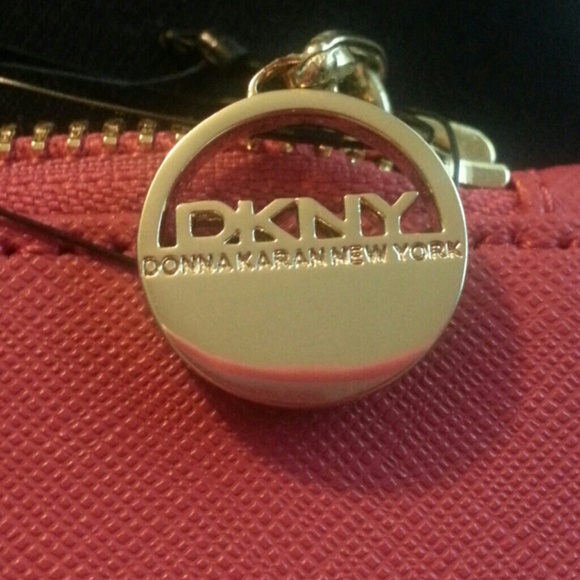 🎉HP2/22🎉DKNY ZIP POUCH!!!! NWT & dust bag - Picture 3 of 4