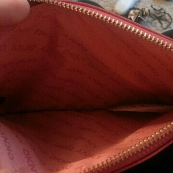 🎉HP2/22🎉DKNY ZIP POUCH!!!! NWT & dust bag - Picture 4 of 4