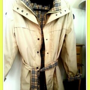 Beautiful BURBERRY TRENCH COAT