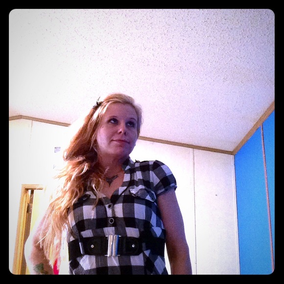 Black and white checkered shirt with belt. - Picture 1 of 2