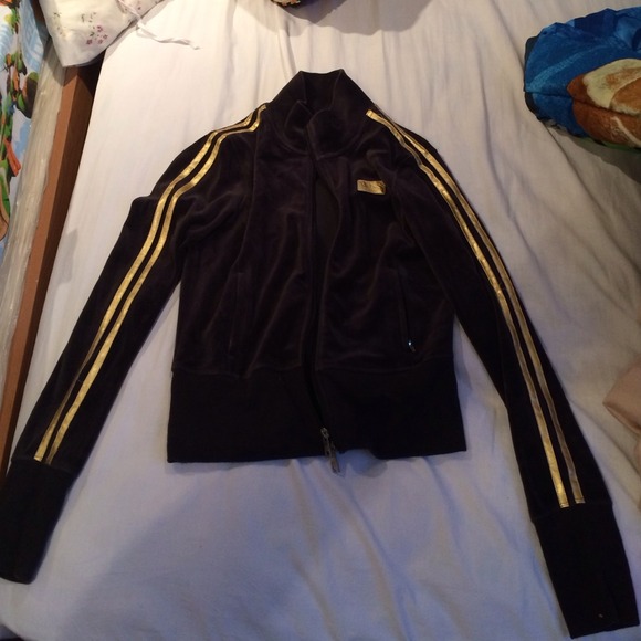 VS black and gold sweater