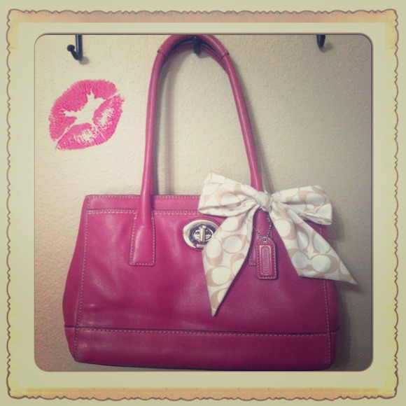 RARE 🎀 FUCHSIA COACH BOW PURSE🎀