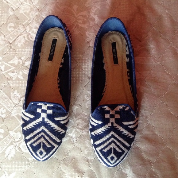 Patterned navy blue and white flats