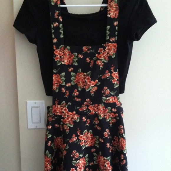 Basic black crop top. - Picture 3 of 3