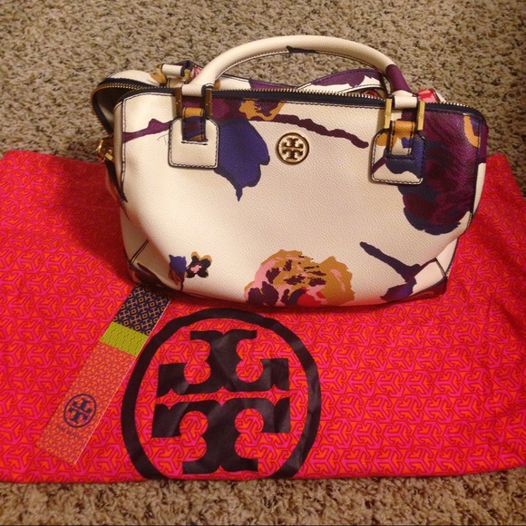 Tory Burch Handbags - Tory Burch Robinson snow alpine satchel