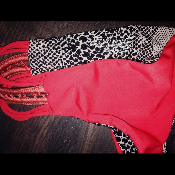 ✋🚨TRADED🚨✋ Acacia Biarritz top & Pikake bottoms - Picture 3 of 3