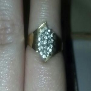 Beautiful 10kt gold and diamond ring  Size 6.5 - 7