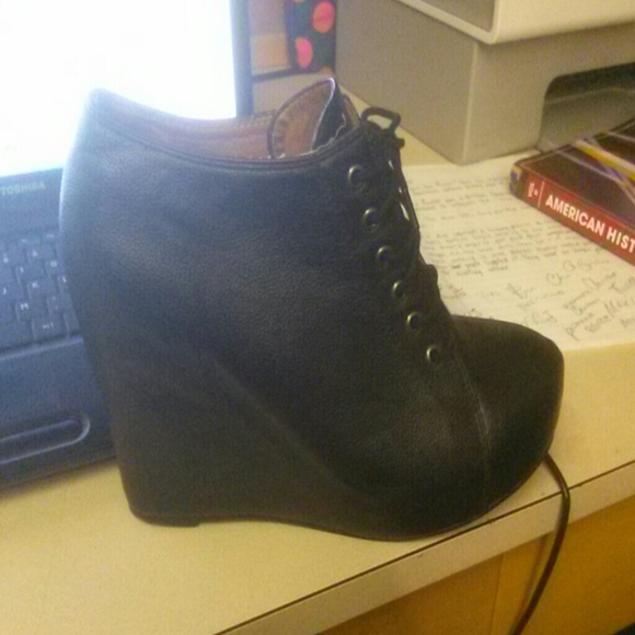 Jeffrey Campbell Litas.