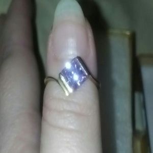 Beautiful purple cubic zirconia ring in 10kt gold