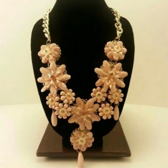 Statement necklace