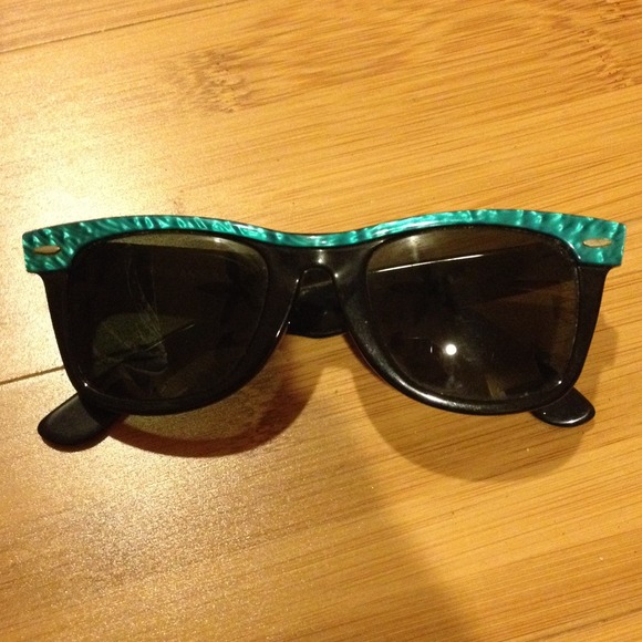 SOLD Authentic Vintage Ray-Ban Wayfarer Sunglasses