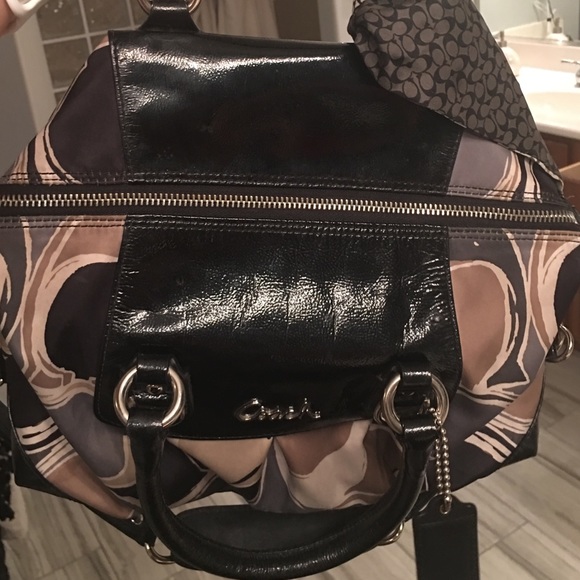 ✨SOLD✨Coach 100% authentic handbag patent leather - Picture 2 of 4