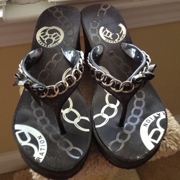 BCBG black flip flops and VS sweats!! 🌟🌟