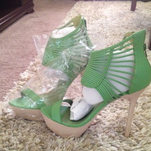4 in a half inch green high heel shoe!