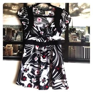 🚫Sold🚫 in bundle-Red, white, black flower top