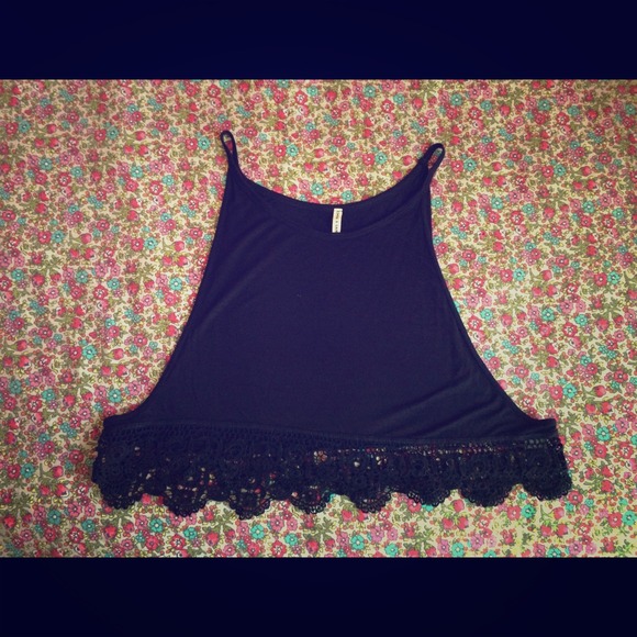 ⛔️SOLD!⛔️LF crochet crop muscle tank