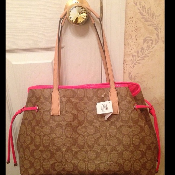 ✨REDUCED!!!✨💯Authentic Coach purse👜🎉🔮 - Picture 2 of 4