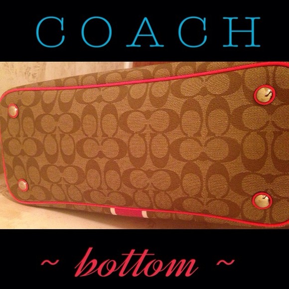 ✨REDUCED!!!✨💯Authentic Coach purse👜🎉🔮 - Picture 4 of 4