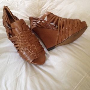 Vince camuto camel color zip back leather wedges