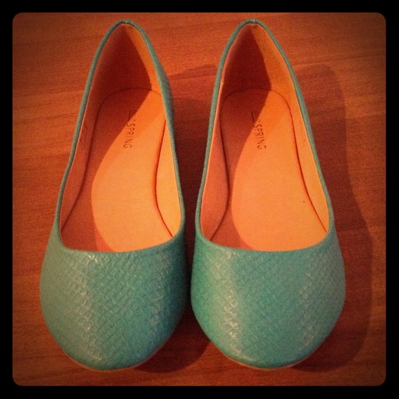 Turquoise faux snakeskin man made flats
