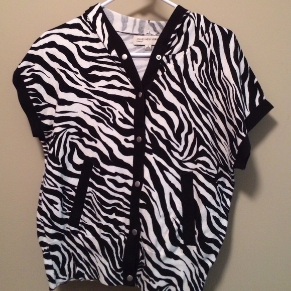 Jones New York ladies leopard print top!
