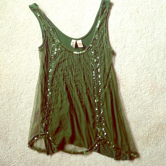 BKE buckle tank size medium