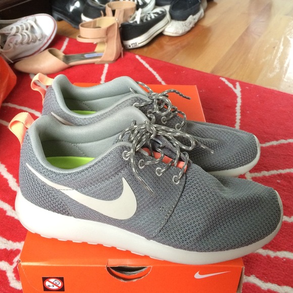 ❗️SOLD❗️Nike Mercury Grey Roshe Run - Picture 2 of 3