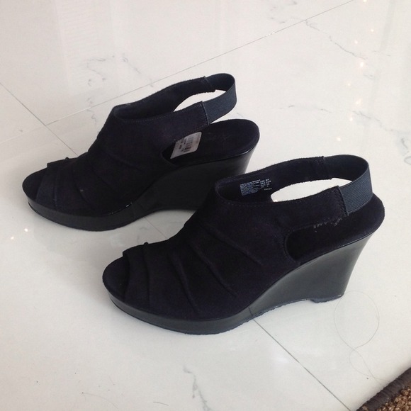 Black wedge shoes