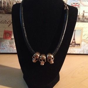 Skull necklace super chic!!