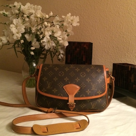 Louis Vutton Authentic adjustable shoulder bag.