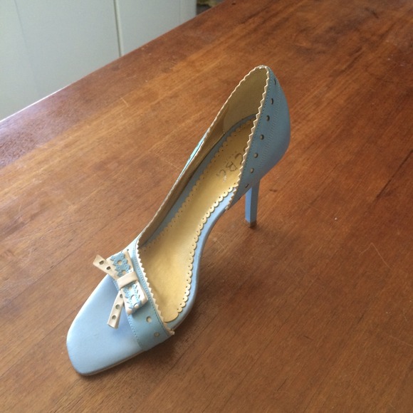 BCBG STILLETTOS - Picture 2 of 3