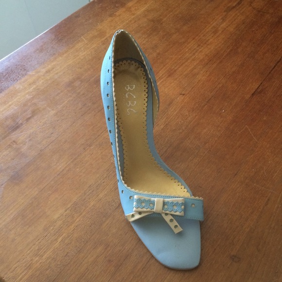 BCBG STILLETTOS - Picture 3 of 3