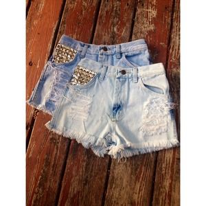 Highwaisted vintage light blue studded shorts
