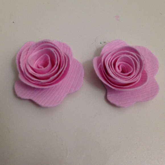 Handmade quilled stud earrings - Picture 2 of 2
