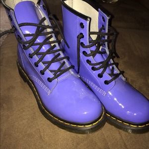 Doc martens only worn twice. Beautiful color!