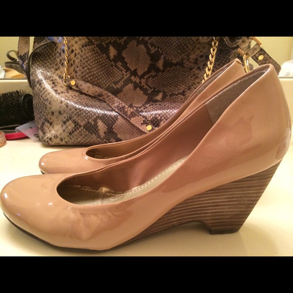 Jessica Simpson nude patent leather wedges
