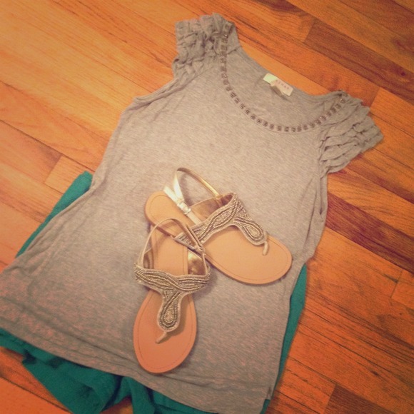 ⛔️sold⛔️Beaded grey top