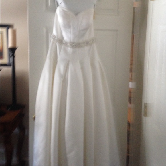 Oleg Cassini wedding dress size 4