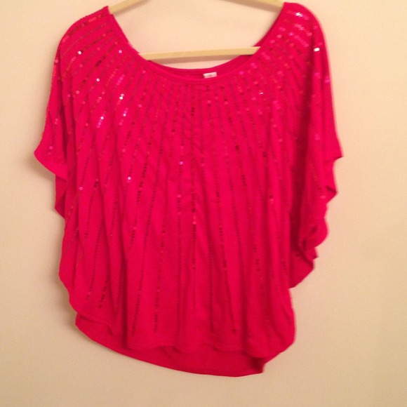 Sold in bundle! 🎀 Red sequined shirt.