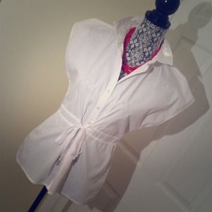 White short sleeve top with tie