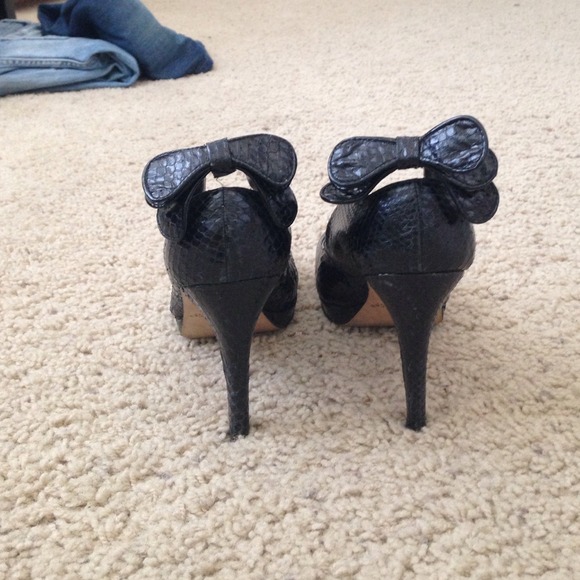 White House black market black heels with bows