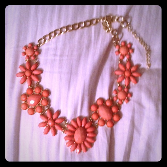 SOLD 💥Francesca's Flower Chunky Necklace Pink