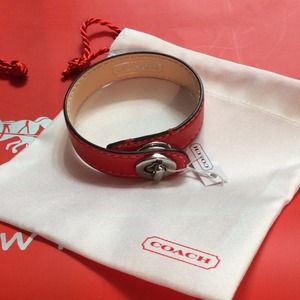 💯Coach Coral Leather Turn-lock bracelet