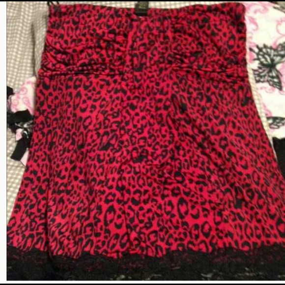 🎉HP🎉Plus size 2X red & blk leopard strapless top