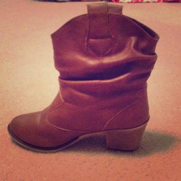 Little, casual brown booties. - Picture 1 of 2