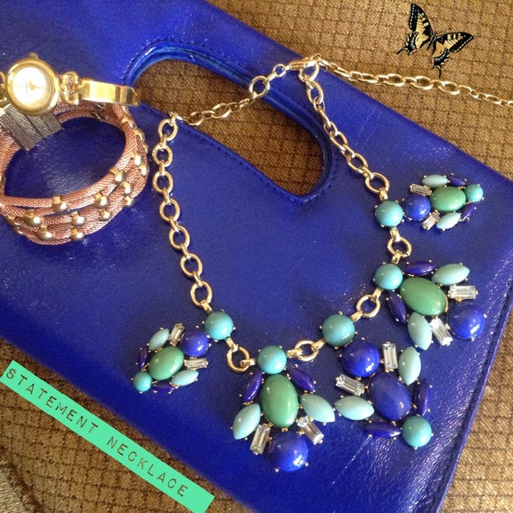 🎀BOUTIQUE statement necklace! 💁NEW LISTING!!🎈 - Picture 1 of 3