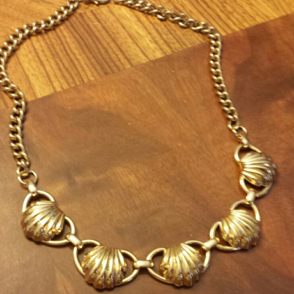 Reduced - Gold shell styled links on chain