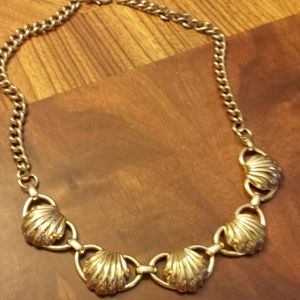Reduced - Gold shell styled links on chain