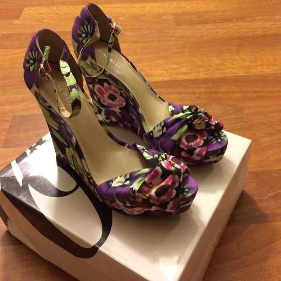 Nine West floral wedge - Picture 2 of 4